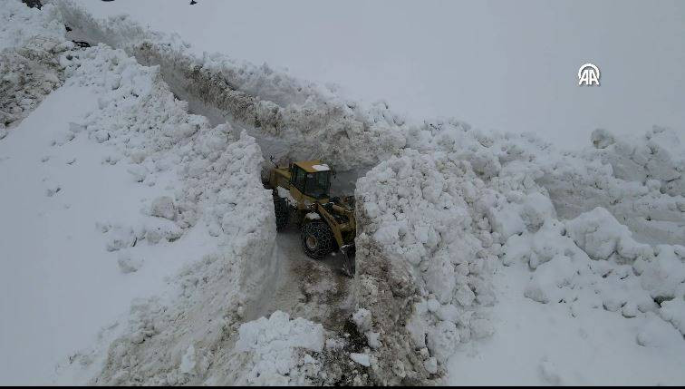 Mayıs ayının ortasında karla mücadele sürüyor - Resim: 18